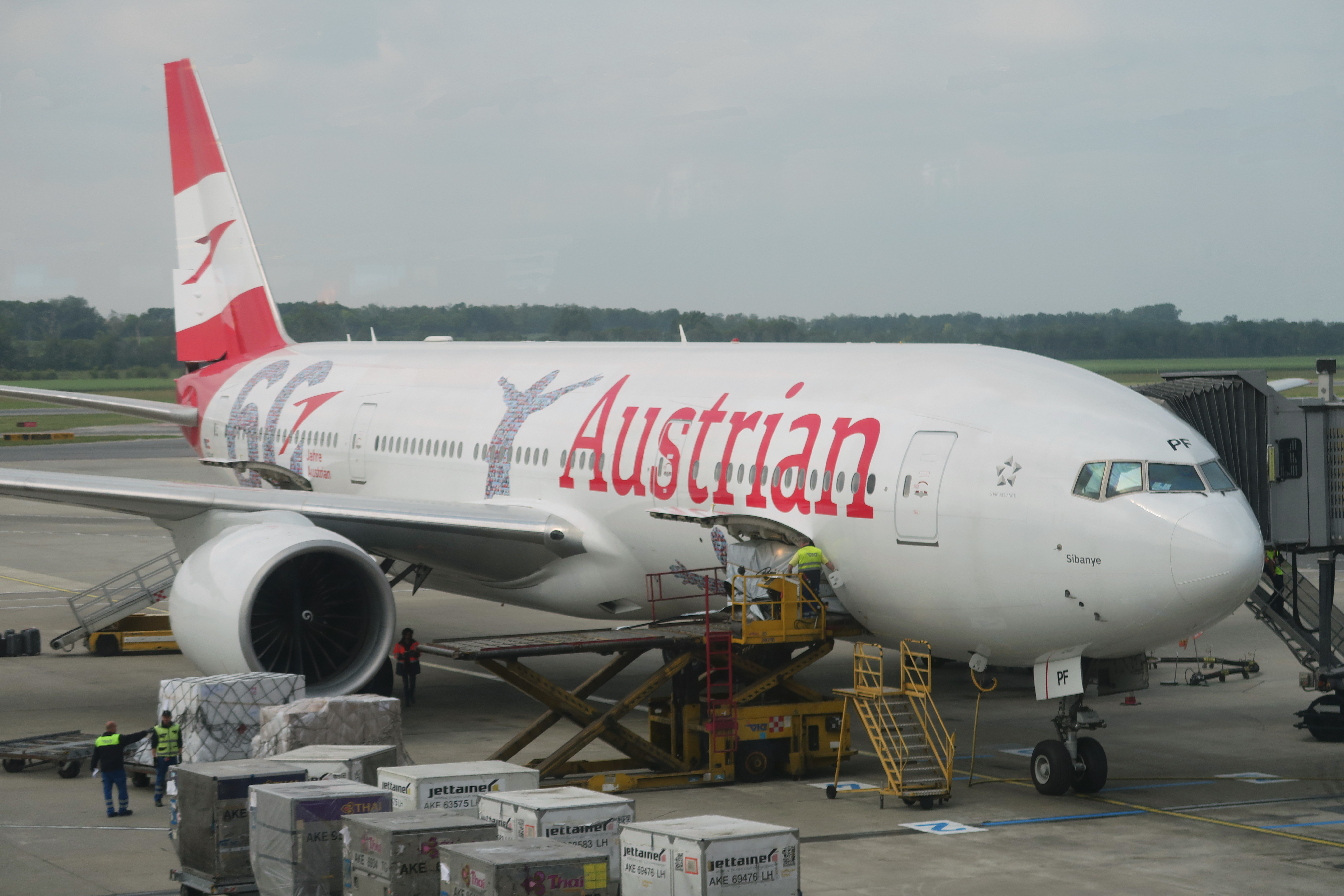 Austrian_B777_OELPF_01_VIE_180518