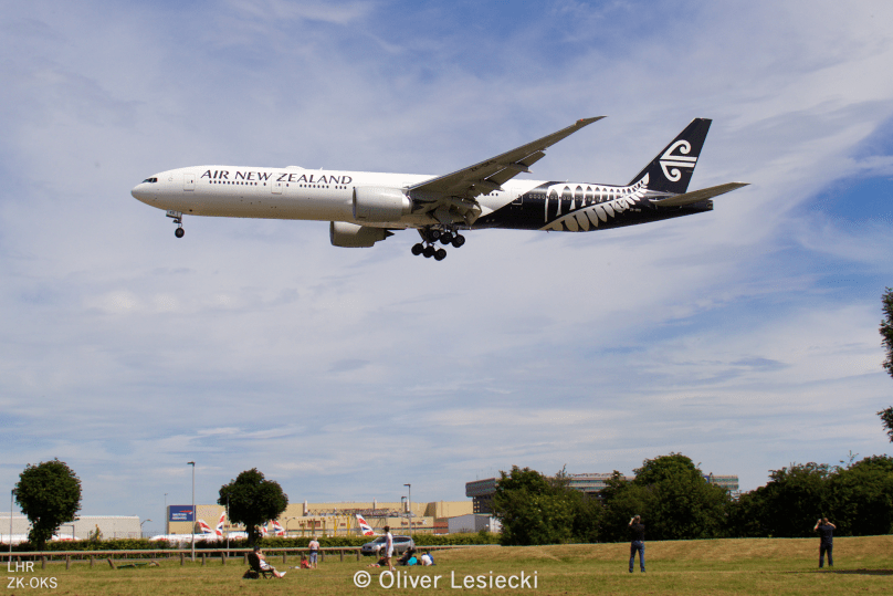 X_AirNewZealand_B777_ZKOKS_01_LHR_230518_IG7